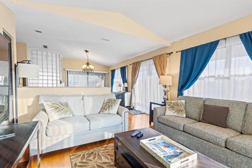 SAND CASTLE-Fun For Big Groups-Walk to Beach, Heated Pool, Lanai in Satellite Beach (FL)