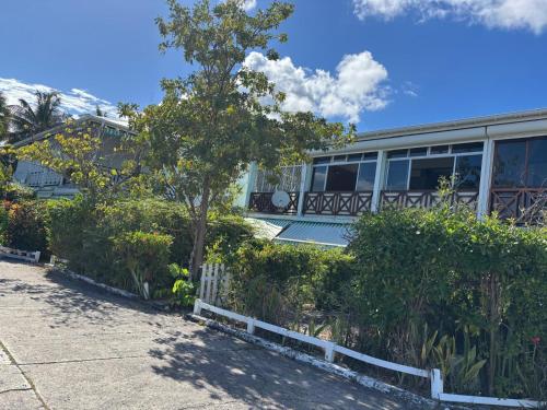 Le Jacaranda - Appartement climatisé 100m plage et bourg - parking privé (Le Jacaranda - Appartement climatise 100m plage et bourg - parking prive) in Sveta Ana