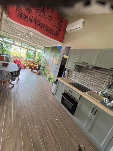 Le Jacaranda - Appartement climatisé 100m plage et bourg - parking privé (Le Jacaranda - Appartement climatise 100m plage et bourg - parking prive) in Sveta Ana