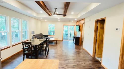 Hardy Lake Vacation House in Scottsburg
