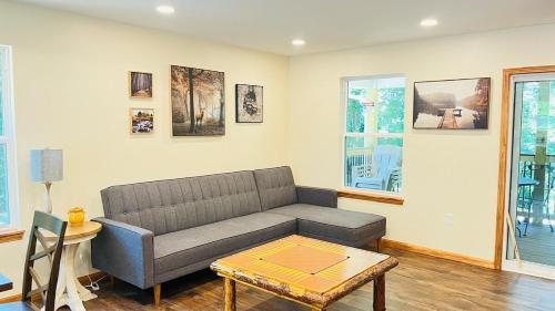 Hardy Lake Vacation House in Scottsburg