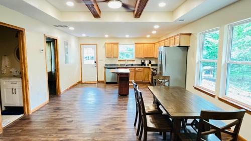 Hardy Lake Vacation House in Scottsburg