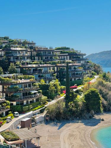 Two-bedroom luxury apartment 2 mins to the sea