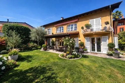 GOLDEN HILL Quiet Spacious Rooms, Garden, Shared Kitchen in Collina dOro, Schweiz