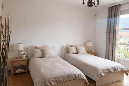  GOLDEN HILL - Elegant bright and spacious rooms with garden and shared kitchen a short walk from the supermarket in Collina dOro
