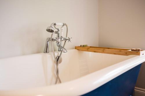 Vannas istaba, Grade II listed Cottage with Ground Floor Bedroom in Milton-under-Wychwood
