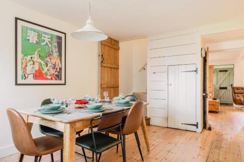 Iekārtas, Grade II listed Cottage with Ground Floor Bedroom in Milton-under-Wychwood