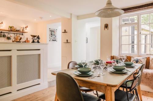 Iekārtas, Grade II listed Cottage with Ground Floor Bedroom in Milton-under-Wychwood