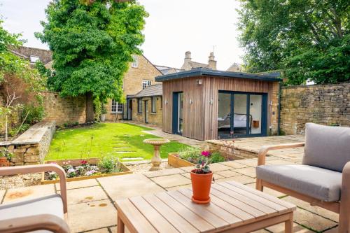 Dārzs, Grade II listed Cottage with Ground Floor Bedroom in Milton-under-Wychwood