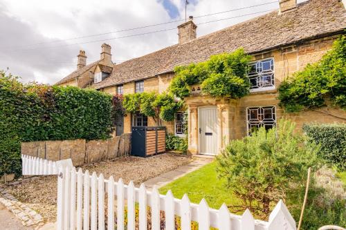 Viesnīcas āriene, Grade II listed Cottage with Ground Floor Bedroom in Milton-under-Wychwood