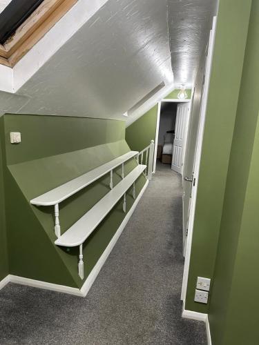 Large Ryde House - Sleeps 12 people With Games Room in Ryde East