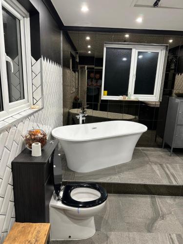 Large Ryde House - Sleeps 12 people With Games Room in Ryde East