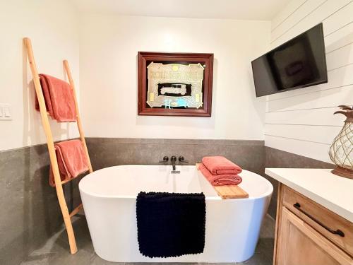 Luxury Ojai Escape Pool, Jacuzzi & Tennis Court in Ojai