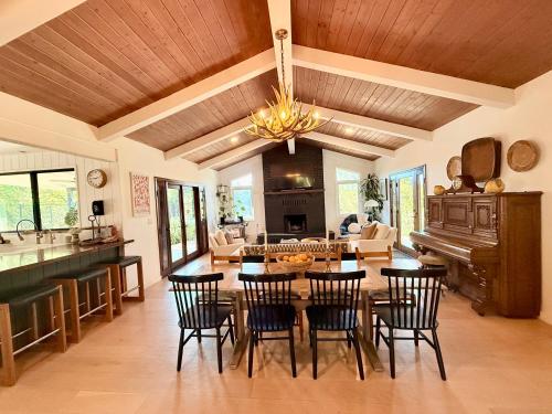 Luxury Ojai Escape Pool, Jacuzzi & Tennis Court in Ojai