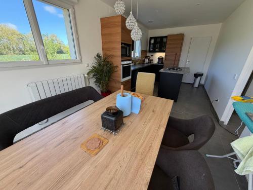 virtuve, Spacious 4-Bedroom House Near Pegasus Bridge & Caen in Touffreville
