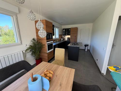 virtuve, Spacious 4-Bedroom House Near Pegasus Bridge & Caen in Touffreville