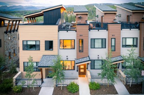 New Luxury Villa #262 With Rooftop Hot Tub & Great Views - 500 Dollars Of FREE Activities & Equipment Rentals Daily in Winter Park, USA