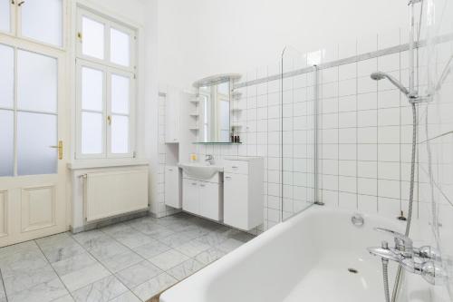 HeyMi Apartments Oper - image 9