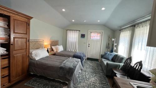 Terrific cozy studio space with kitchenette and patio – khách sạn tại Hiawatha