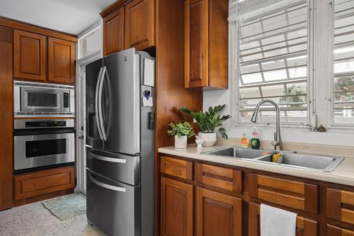 Cozy 4bed San Juan Stay AC Rooms Workspace - image 5