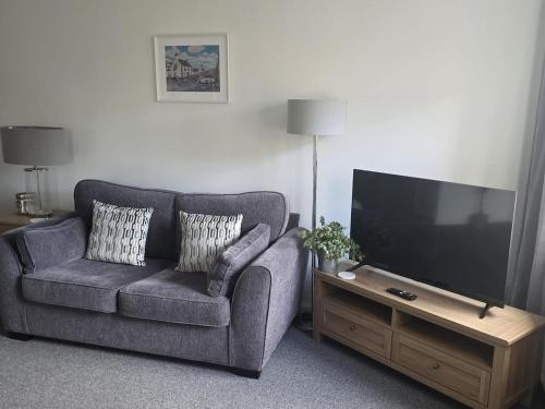 Charming, homely 2 bed flat in heart of village in Houston