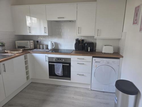 Charming, homely 2 bed flat in heart of village in Houston