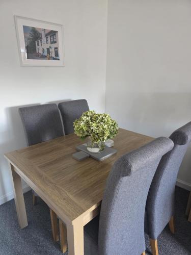 Charming, homely 2 bed flat in heart of village in Houston