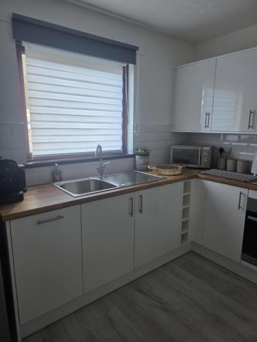Charming, homely 2 bed flat in heart of village in Houston