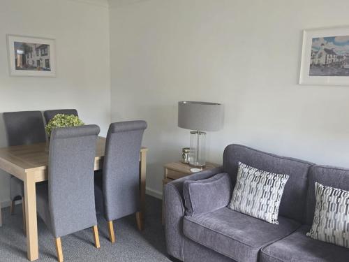 Charming, homely 2 bed flat in heart of village in Houston