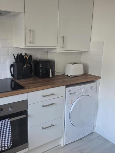 Charming, homely 2 bed flat in heart of village in Houston