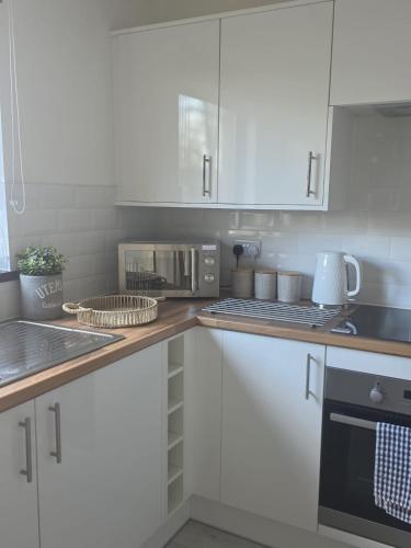 Charming, homely 2 bed flat in heart of village in Houston