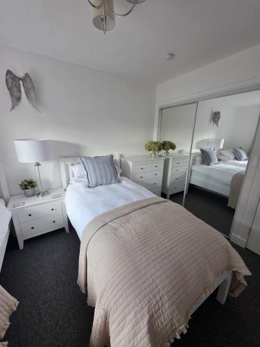 Charming, homely 2 bed flat in heart of village in Houston