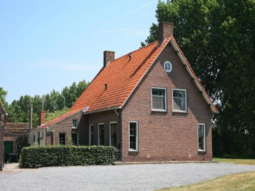 Welcoming Farmhouse in Eede with Terrace – khách sạn tại Verspreide huizen Eede
