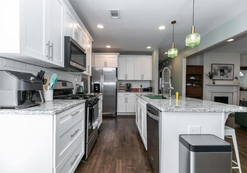Kitchen, Stylish Cottage Near Stadium, BeltLine & Downtown in Pittsburgh