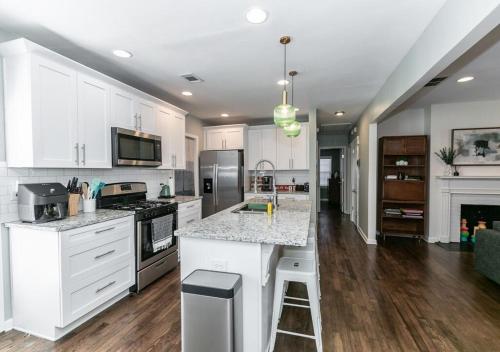 Kitchen, Stylish Cottage Near Stadium, BeltLine & Downtown in Pittsburgh