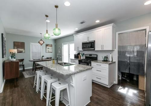 Kitchen, Stylish Cottage Near Stadium, BeltLine & Downtown in Pittsburgh