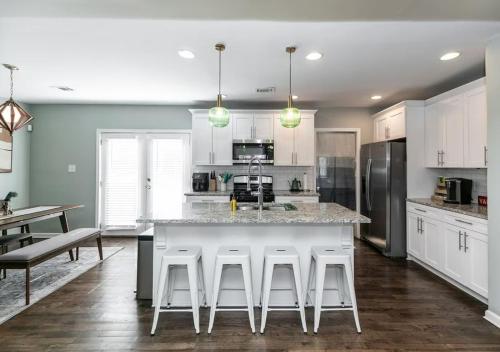 Kitchen, Stylish Cottage Near Stadium, BeltLine & Downtown in Pittsburgh
