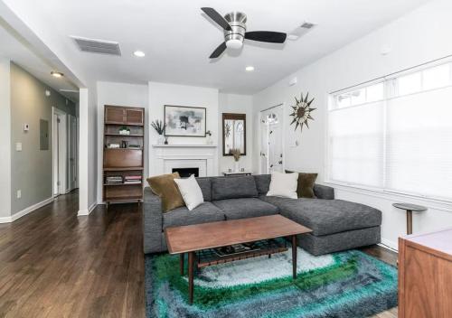 Guestroom, Stylish Cottage Near Stadium, BeltLine & Downtown in Pittsburgh