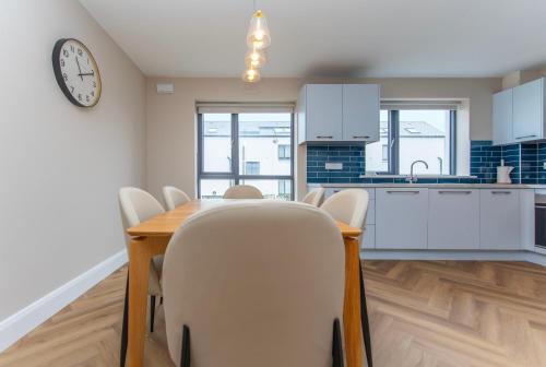 Modern 4-Bedroom Townhouse in the Heart of Barna Village in Barna