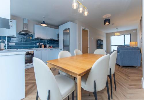 Modern 4-Bedroom Townhouse in the Heart of Barna Village in Barna