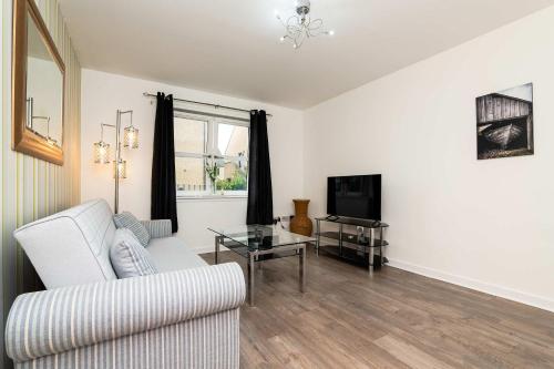Aberdeen Spacious House - 3 Beds - Sleeps 5 with Free Parking and Fast Wi-Fi — other in Calender Place 19, Aberdeen United Kingdom, AB24 2SN