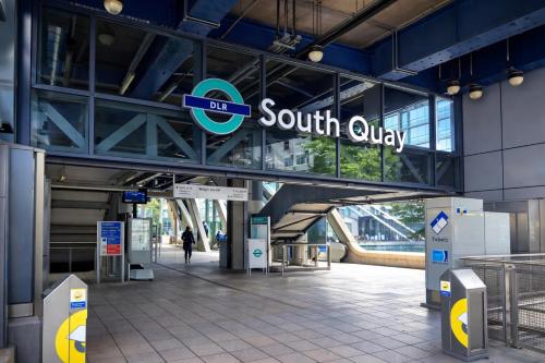 Specious river view apartment south quay-Canary Wharf-o2-excel-royal victory - image 10