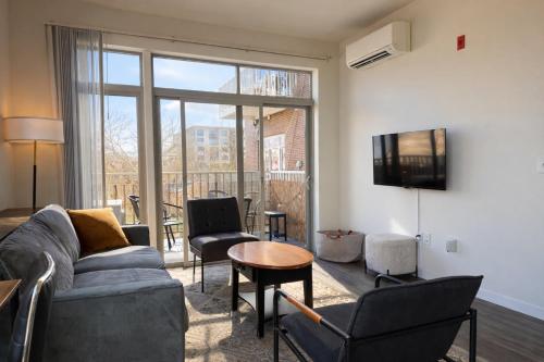Flexhome East Side 1BR EC1 - Brady Fiserv Balcony in Milwaukee, USA