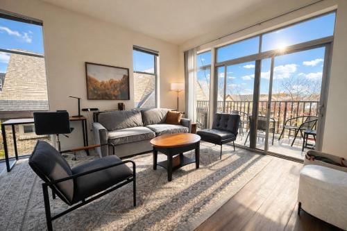 Brady St Oasis - Walkable & Quiet Neighborhood + Private Balcony - Sleeps 5