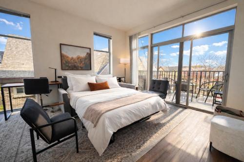 Flexhome East Side 1BR EC1 - Brady Fiserv Balcony in Milwaukee, USA