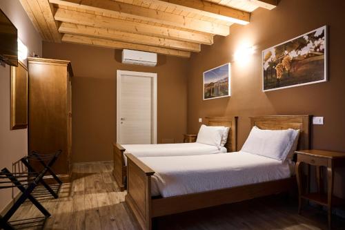 2 twin beds