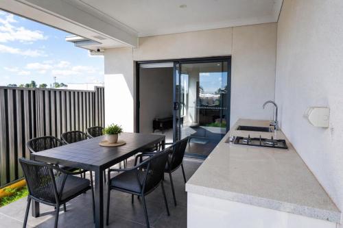 Macarthur Stay - Spacious 4BR Home with Outdoor Area in Campbelltown