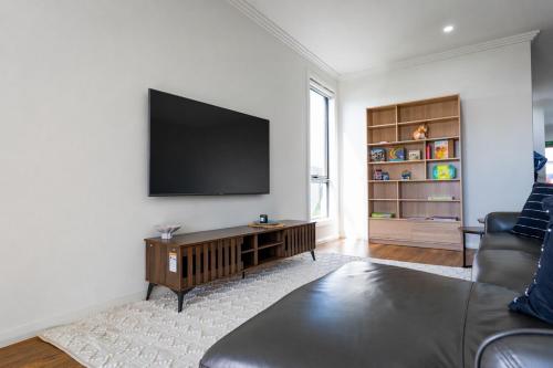 Macarthur Stay - Spacious 4BR Home with Outdoor Area in Campbelltown