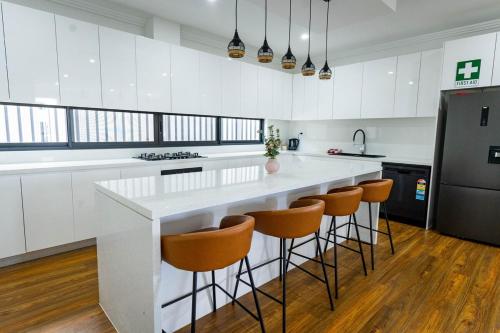 Macarthur Stay - Spacious 4BR Home with Outdoor Area in Campbelltown