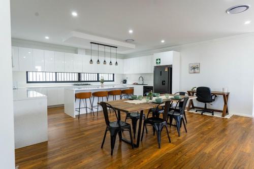 Macarthur Stay - Spacious 4BR Home with Outdoor Area in Campbelltown